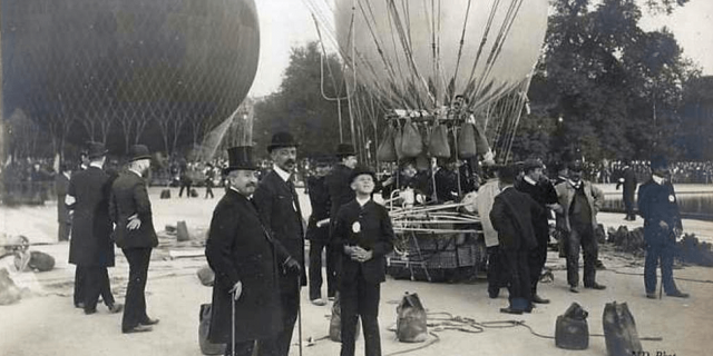 Rok 1906. První závod o Gordon Bennettův pohár startuje z Paříže.