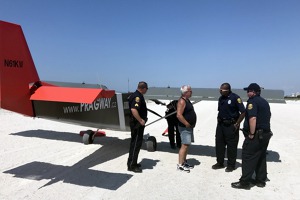 Letoun Zenair CH701 na pláži po nouzovém přistání. Na místo dorazila policie, následně i inspektor FAA. Foto: Archiv Nikoly Chudožilova