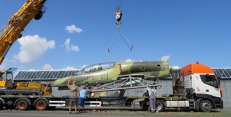 Nakládka L-39 Albatros v Leteckém muzeu Kbely. Nakládka L-39 Albatros v Leteckém muzeu Kbely.