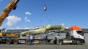 Nakládka L-39 Albatros v Leteckém muzeu Kbely.