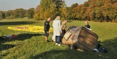 Posádka a členové stíhací skupiny po přistání balónu ve Francii. Foto: Vladimír Ekrt Posádka a členové stíhací skupiny po přistání balónu ve Francii. Foto: Vladimír Ekrt
