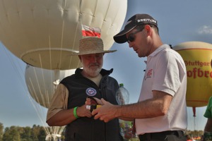 Jan Smrčka přebírá od pořadatelů tracker. Foto: Vladimír Ekrt