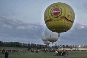 Linie balónů seřazených cestou ke startovní rampě. Náš balón v popředí. Foto: Vladimír Ekrt