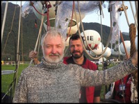 Jan Smrčka jako hlavní pilot a Aleš Vašíček jako kopilot mají za sebou už dva ročníky světově proslulého závodu plynových balónů Gordon Bennett Cup. Jan Smrčka jako hlavní pilot a Aleš Vašíček jako kopilot mají za sebou už dva ročníky světově proslulého závodu plynových balónů Gordon Bennett Cup.