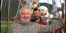 Jan Smrčka jako hlavní pilot a Aleš Vašíček jako kopilot mají za sebou už dva ročníky světově proslulého závodu plynových balónů Gordon Bennett Cup. Jan Smrčka jako hlavní pilot a Aleš Vašíček jako kopilot mají za sebou už dva ročníky světově proslulého závodu plynových balónů Gordon Bennett Cup.