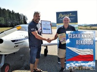 Luboš Rafaj z Agentury Dobrý den Pelhřimov předává Jiřímu Prušovi certifikát potvrzující dosažení přistání na 500 různých letištích světa. Foto: Jan Dvořák Luboš Rafaj z Agentury Dobrý den Pelhřimov předává Jiřímu Prušovi certifikát potvrzující dosažení přistání na 500 různých letištích světa. Foto: Jan Dvořák