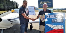 Luboš Rafaj z Agentury Dobrý den Pelhřimov předává Jiřímu Prušovi certifikát potvrzující dosažení přistání na 500 různých letištích světa. Foto: Jan Dvořák Luboš Rafaj z Agentury Dobrý den Pelhřimov předává Jiřímu Prušovi certifikát potvrzující dosažení přistání na 500 různých letištích světa. Foto: Jan Dvořák