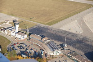 Řídící věž a odbavovací hala letiště Košice.