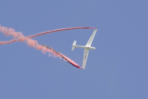 Akrobatické vystoupení s Blaníkem předvedl známý český pilot Miloš Ramert. Foto: Olaf Deutsch