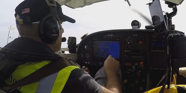 Komunikace s řízením letového provozu i ostatními piloty na trase v angličtině je základním předpokladem pro lety mimo ČR. Foto: Flying Revue 