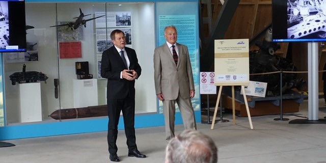 Výstavu zahájil historik Jaroslav Zvěřina (vlevo) a někdejší ředitel společnosti Letov Václav Matoušek. Foto: Miloš Dermišek