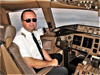 Miroslav Srnec v kokpitu B777-300ER. Miroslav Srnec v kokpitu B777-300ER.
