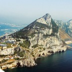 The Rock. Za ní se nachází vzletová a přistávací dráha letiště Gibraltar. 
