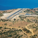 Pohled z Cessny 182 na letiště na ostrově Santa Catalina.