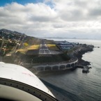 Finále při přistání na dráhu 05 letiště Funchal na Madeiře. 