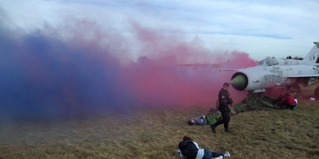 Policista provádí primární třídění zraněných. Foto: Jan Dvořák, Flying Revue