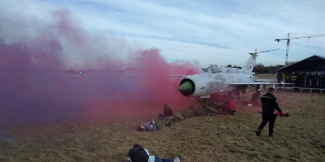 MiG-21MF 2410 výr. čísla 96002410 představuje hořící stroj po pádu mezi diváky. Letiště Letňany 1. listopadu 2018. Foto: Jan Dvořák, Flying Revue 