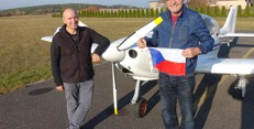Epxedice je u konce. Jiří Pruša s Milošem Dermiškem na finální fotografii z domovského příbramského letiště po posledním přistání v rámci této expedice 26. října 2018. 