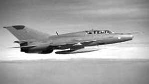 Byla i „spárka“, resp. letoun s dvojím řízením. Byla verze U, US a UM. Ta písmena jsou ekvivalentní k verzím bojových letounů („U“ k „F“ a pod.). Tohle je MiG-21 UM.