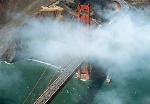 Golden Gate Bridge – San Francisco, Severní Kalifornie, USA. U San Franciska se měnilo počasí. Jižně byla nízká souvislá oblačnost a severně převládala modrá obloha. Most Golden Gate byl právě uprostřed, a tak bylo možné jej zachytit i s jeho proslavenou mlhou. 