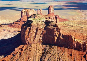 Skalní útvary v parku Monument Valley, Arizona, USA.  Ty neuvěřitelné skalní útvary zná asi každý z prospektů cestovních kanceláří nebo reklam na cigarety. Letět mezi nimi bere stejně člověku dech.