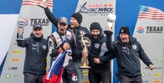 Martin Šonka se spolu s kolegy z týmu raduje z vítězství ve Fort Worth a především z titulu mistra světa. Foto: Team Šonka Martin Šonka se spolu s kolegy z týmu raduje z vítězství ve Fort Worth a především z titulu mistra světa. Foto: Team Šonka