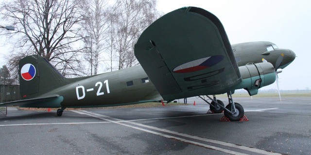 Douglas DC-3A ev. č. D-21 na kbelském letišti po slavnostním převzetí do sbírek VHÚ Praha. Foto: vhu.cz