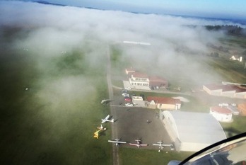 Chloubou letiště je obloukový hangár s působivou historií. Foto: Aeroklub Erpužice