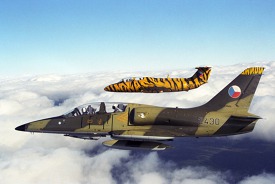Aero L-39ZA Albatros a Aero L-29 Delfin ve speciálním tygřím zbarvení. Foto: Archiv Aero
