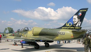 Aero L-39ZA trupového čísla 2433 dostalo v roce 2008 speciální nástřik na SOP ke 40. výročí prvního vzletu prototypu L-39 X-02. Foto: Jerry Gunner, CC BY 2.0