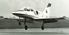 Prototyp L-39 X-02 přistává po prvním zkušebním letu. Foto: Archiv Miroslava Hančara, zdroj Technet.cz Prototyp L-39 X-02 přistává po prvním zkušebním letu. Foto: Archiv Miroslava Hančara, zdroj Technet.cz