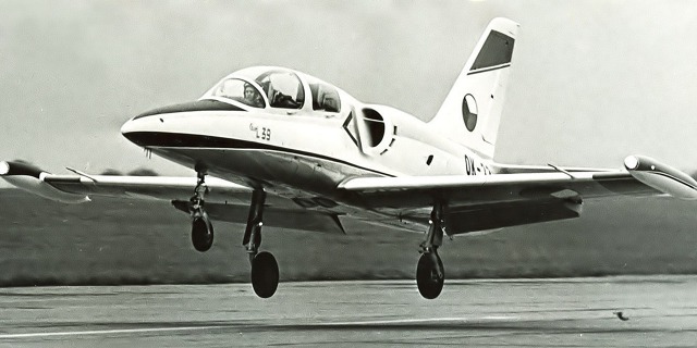 Prototyp L-39 X-02 přistává po prvním zkušebním letu. Foto: Archiv Miroslava Hančara, zdroj Technet.cz