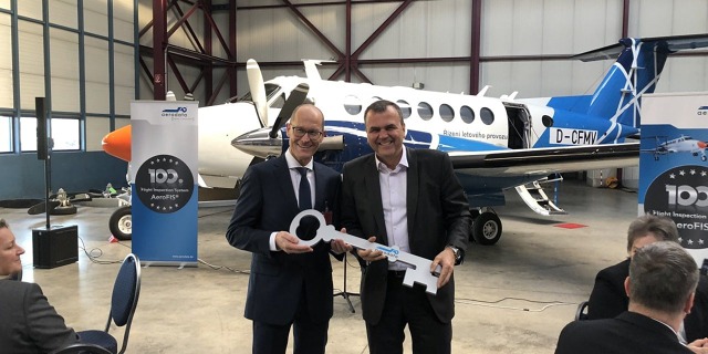 Ing. Jan Klas, ředitel ŘLP, s.p., při přebírání letounu Beechcraft King Air 350 pro kalibrační letku. Foto: ŘLP ČR 