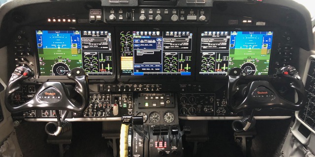 Pilotní kabina letounu Beechcraft King Air 350. Foto: ŘLP ČR 