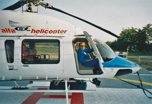 Jiří Macura a jeho Bell 427, s nímž létal u letecké záchranné služby. Foto: Archiv J. Macury