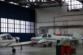 OLO provádí základní údržbu i pro letadla UCL.