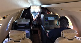 Pohled do kabiny kalibrační Cessny Citation 560 XL s přístrojovým vybavením pro kalibrační lety.