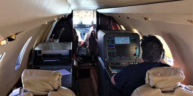 Pohled do kabiny kalibrační Cessny Citation 560 XL s přístrojovým vybavením pro kalibrační lety.