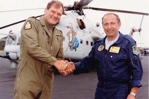 Fairford 29.7.1994 Blahopřání po úspěšné letové ukázce. Foto: Archiv J. Macury