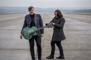 Režisér, scénárista a kameraman filmu s autorem hudby. Píseň k filmu Narušitel se natáčela na letišti Hradčany. Foto: Actores Production