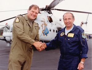 Fairford 29.7.1994 Blahopřání po úspěšné letové ukázce. Foto: Archiv J. Macury