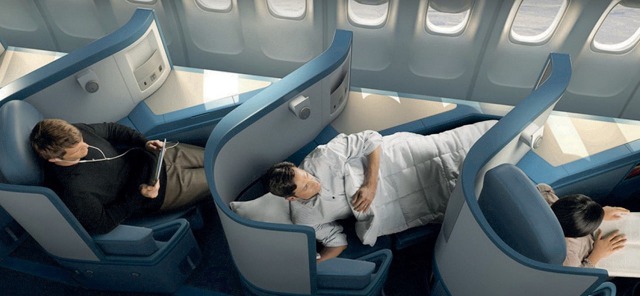 Nově zaváděné koncepty obchodní třídy v dálkových letadlech mají již velmi blízko k produktu první třídy – cílem je poskytnout cestujícím maximální míru soukromí a zároveň co nejlépe využít prostor v letadle. Zcela rovná poloha pro spánek je již samozřejmostí. Zde konkrétně uspořádání americké společnosti Delta Airlines. 