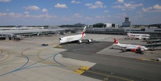 Airbus A380 společnosti na odjezdu ze stojánky Letiště Praha. Foto: Letiště Praha Airbus A380 společnosti na odjezdu ze stojánky Letiště Praha. Foto: Letiště Praha