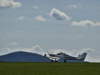 Poblíž letiště se nachází pověstmi opředená hora Blaník s její rozhlednou. Foto: LKVL