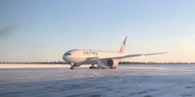 B777-224ER reg. N76010 uvěznil na letišti v Goose Bay v Kanadě mráz. Foto pořídil cestující Sonjey Dutterson. Zdroj: Twitter S. Duttersona
