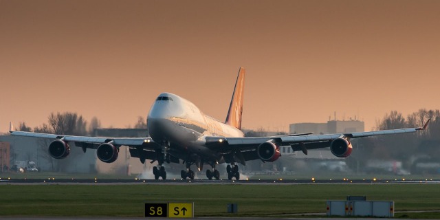 Poslední přistání B747-400 PH-BFB 14. prosince 2018. Poté mu technici na amsterodamském letišti Schiphol demontovali motory a začali připravovat na přesun. Zdroj: Corendon