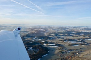 Směr východ. Slunce ozařuje naši malebnou zemi od východu, je tedy ještě dopoledne a my míříme z Příbrami na Moravu. Foto: Miloš Dermišek