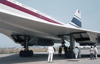 Prototyp Concorde v péči mechaniků před letem. Zdroj: Archiv Lubora Obendraufa