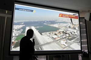 Zde je řeč o přistání na Gibraltaru. Kvůli turbulencím se tu musí přistávat s velkou opatrností. Foto: Dana Trávníčková