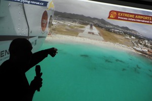 Letiště princezny Juliany na karibském ostrově Saint Martin je pro malá letadla bezpečné. Složité je kvůli krátké dráze a okolním horám pro piloty velkých dopravních letadel. Foto: Dana Trávníčková
